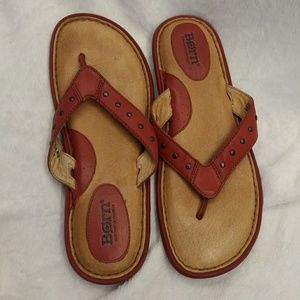 BORN flip flops/flats